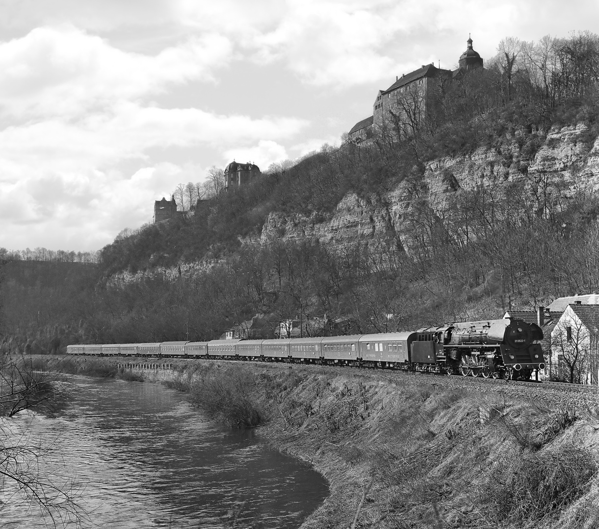 01 0522 mit D504 unterhalb der Dornburger Schlösser auf der Saalebahn