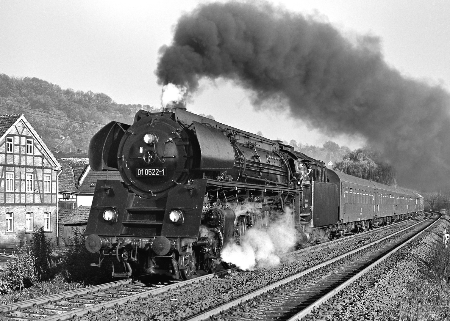 01 0522 mit Personenzug auf der Saalebahn, Mai 1975