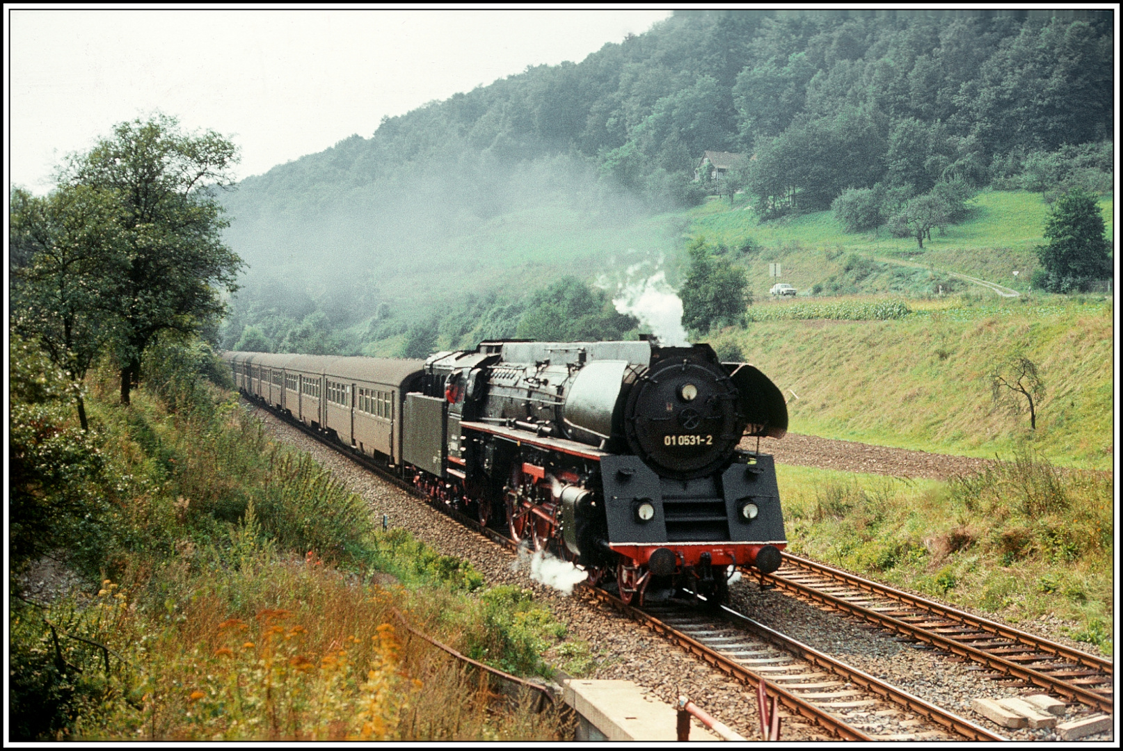 01 0531 mit Lowa-Wagen unterwegs auf der Saalebahn