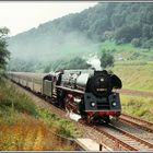 01 0531 mit Lowa-Wagen unterwegs auf der Saalebahn