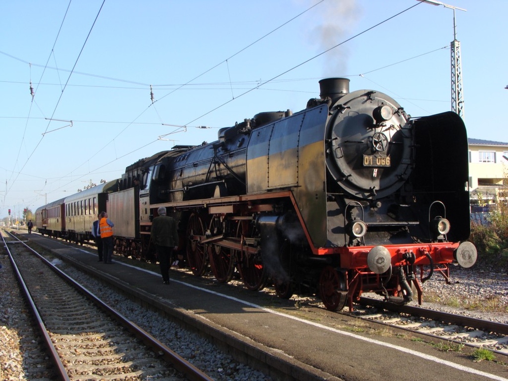 01 066 der Bayernbahn im Bahnhof Heufeld (Landkreis Rosenheim)