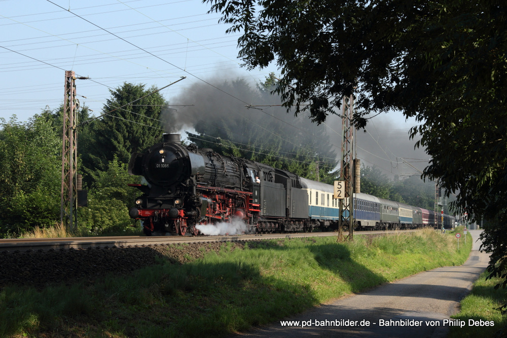 01 1066 mit einem Sonderzug in Solingen Ohligs