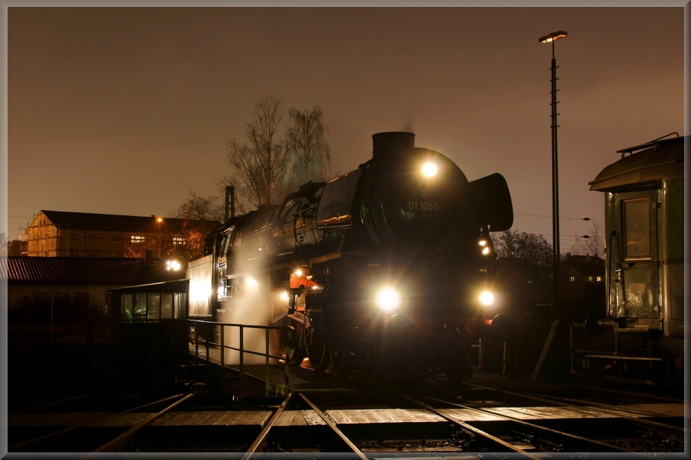 01 1066 - Nachts im Bahnbetriebswerk