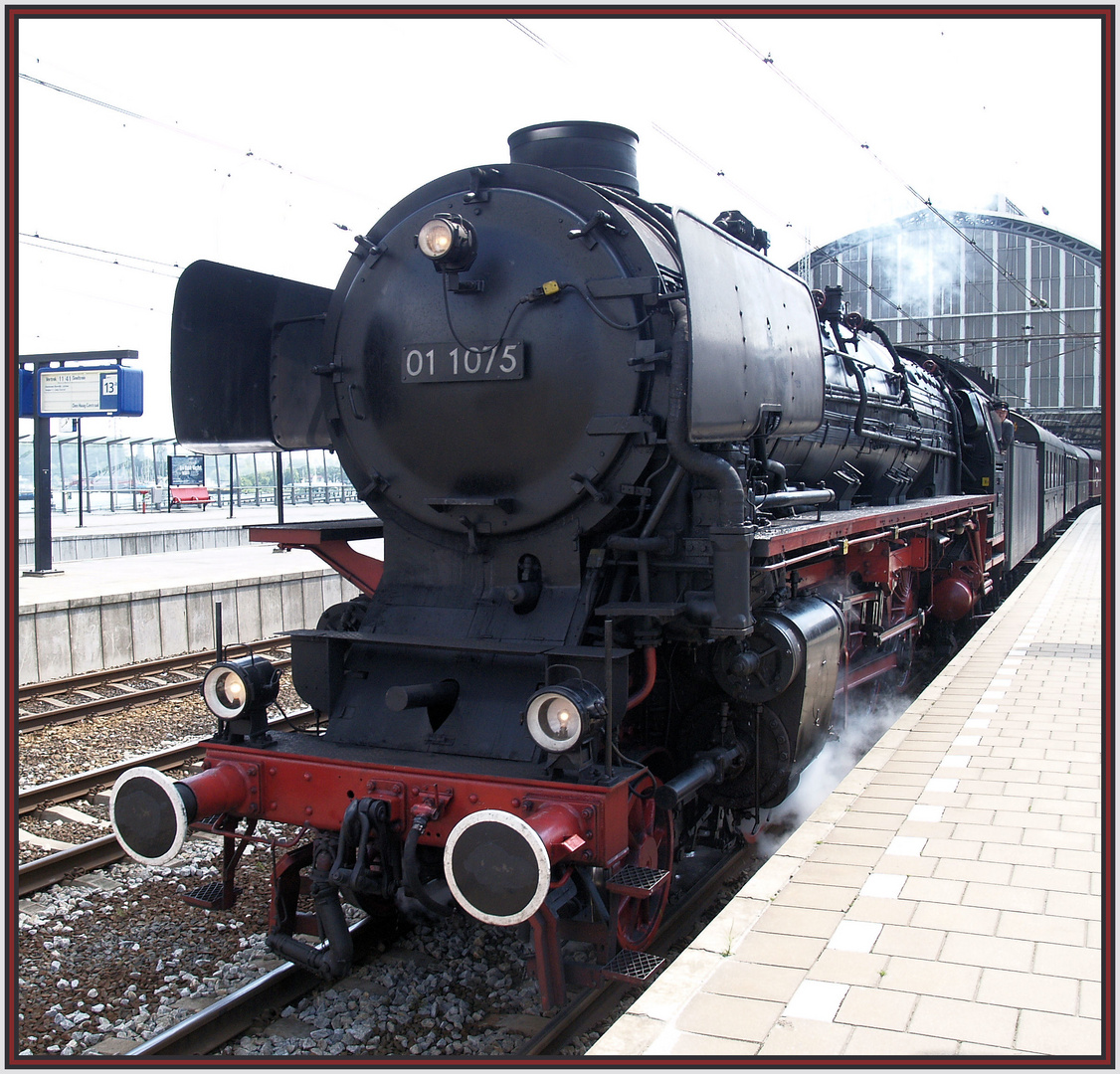 01 1075 mit historischen Wagen - Ankunft Amsterdam Centraal Station