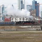 01 118 auf der Deutschherrenbrücke vor Frankfurter Skyline