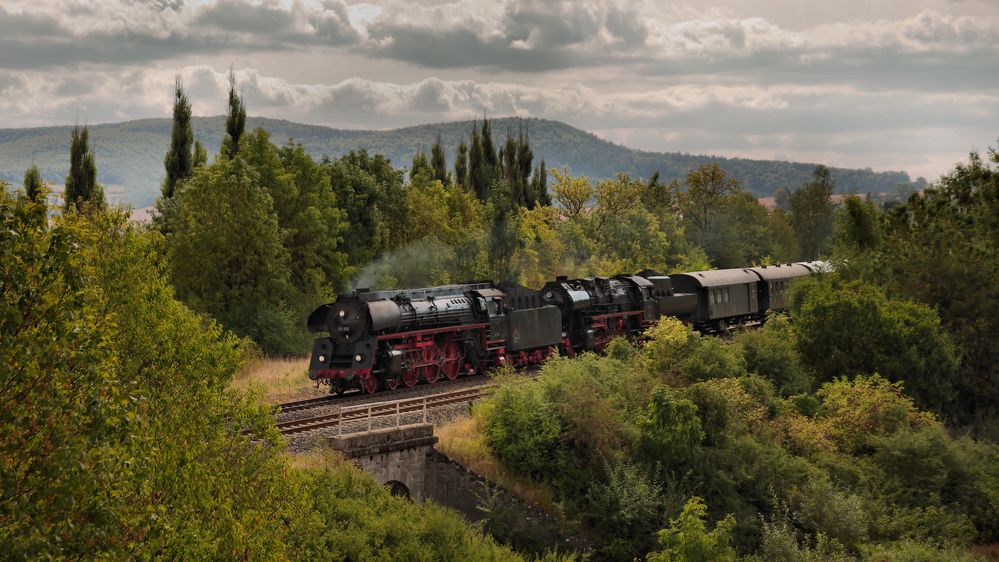 01 519 und 52 8195 im spätsommerlichen Gegenlicht