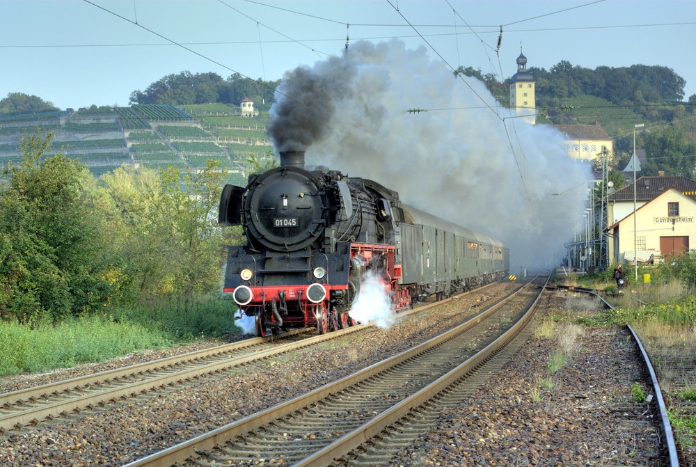 01 durchfährt den Bahnhof Gundelsheim