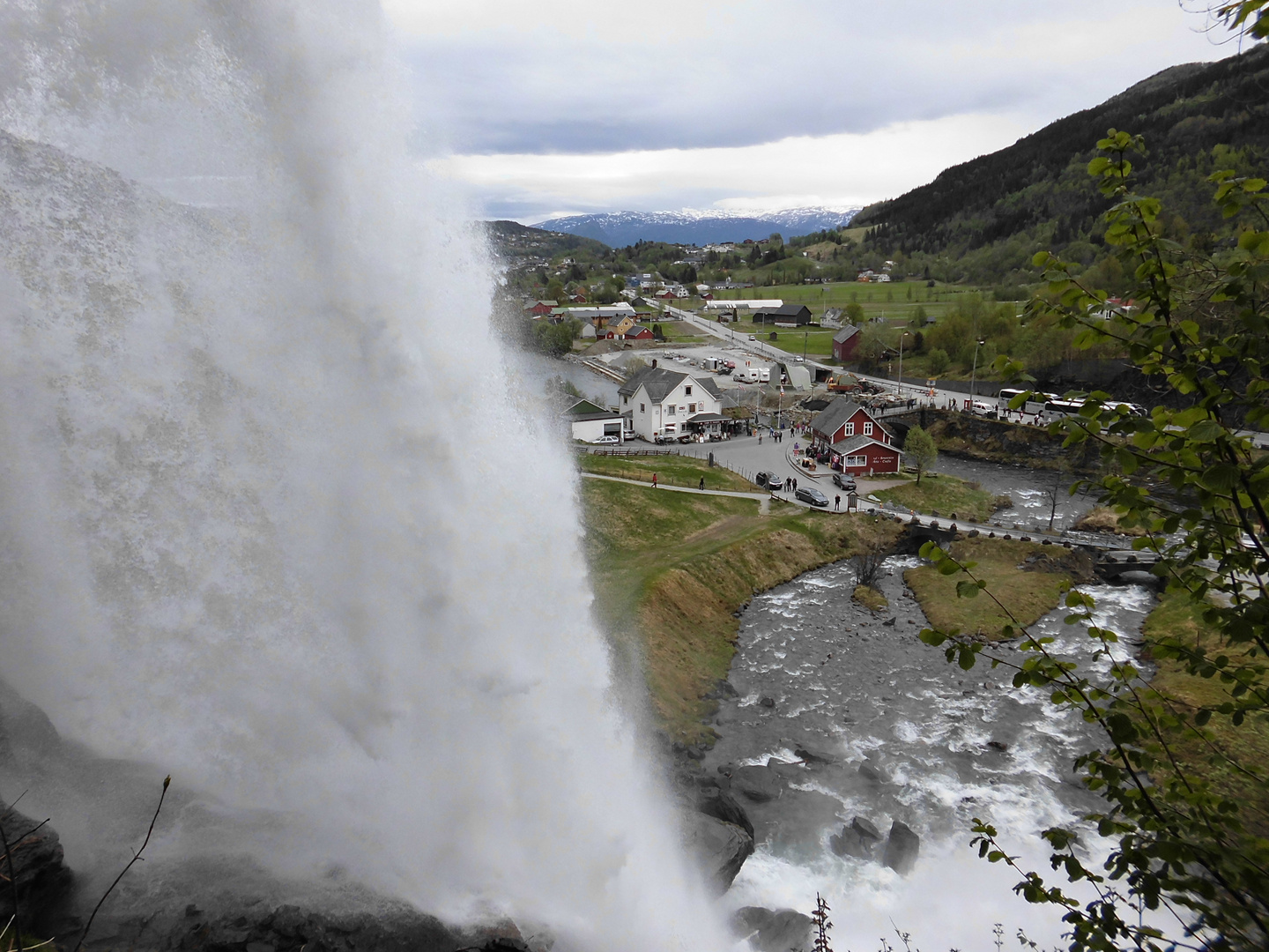 01 Hinter derm Wasserfall