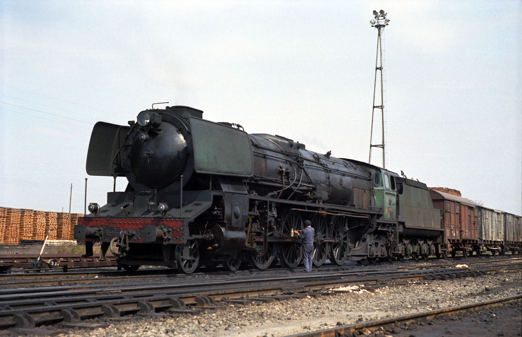 01 Niederland 1973 0-Spanien-RENFE-242F-1 im Bahnhof