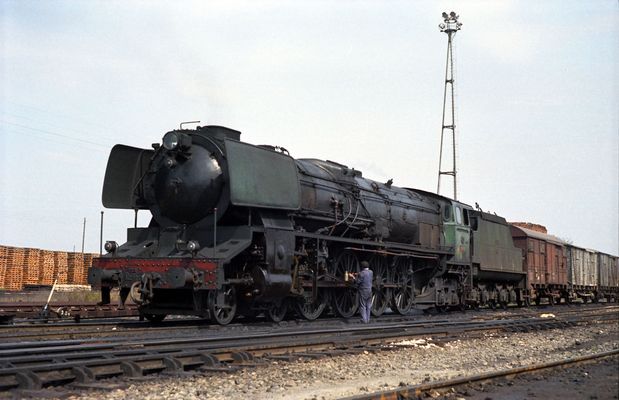 01 Niederland 1973 0-Spanien-RENFE-242F-1 im Bahnhof