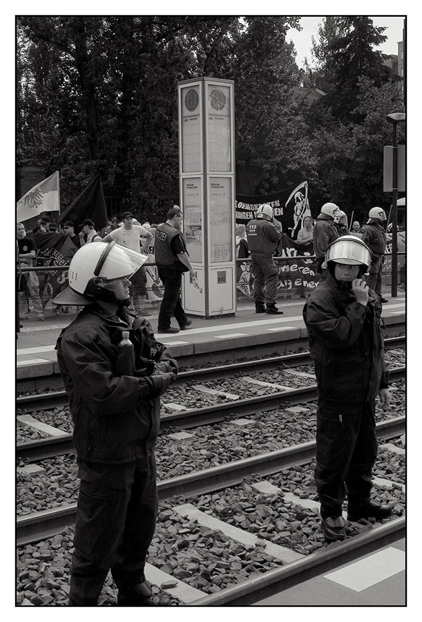 #0115 Deutsche Polizisten schützen...