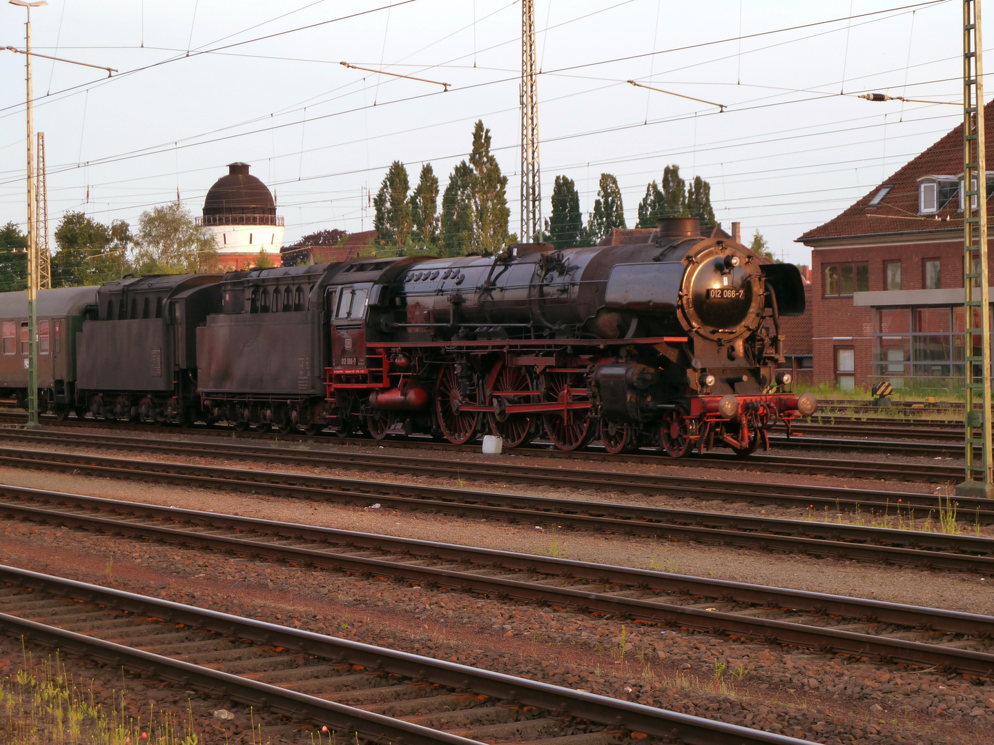 012 066-7 im Abendrot des Bahnhof Nienburg