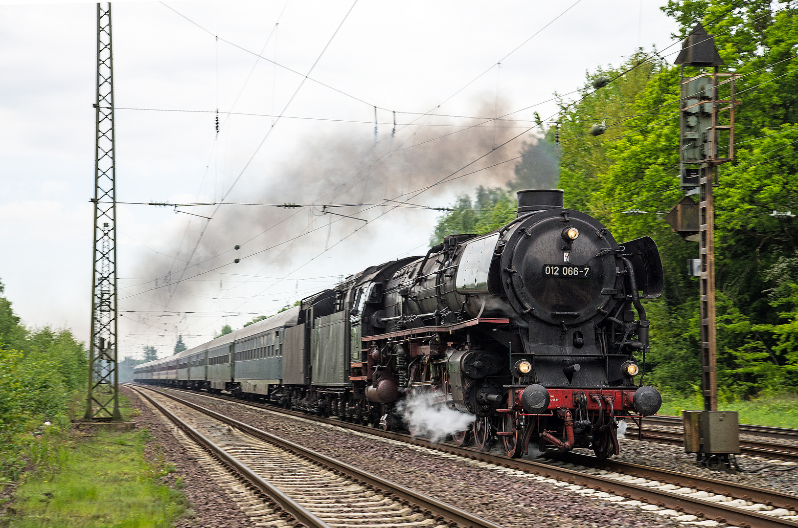 012 066-7 unterwegs auf der Rollbahn