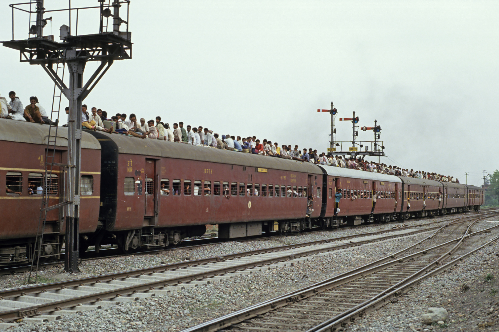 012-Indien gut besetzt April 1994 Ein9-Rupien -Ticket gab es nicht! Die reisen alle für 0 Rupien...