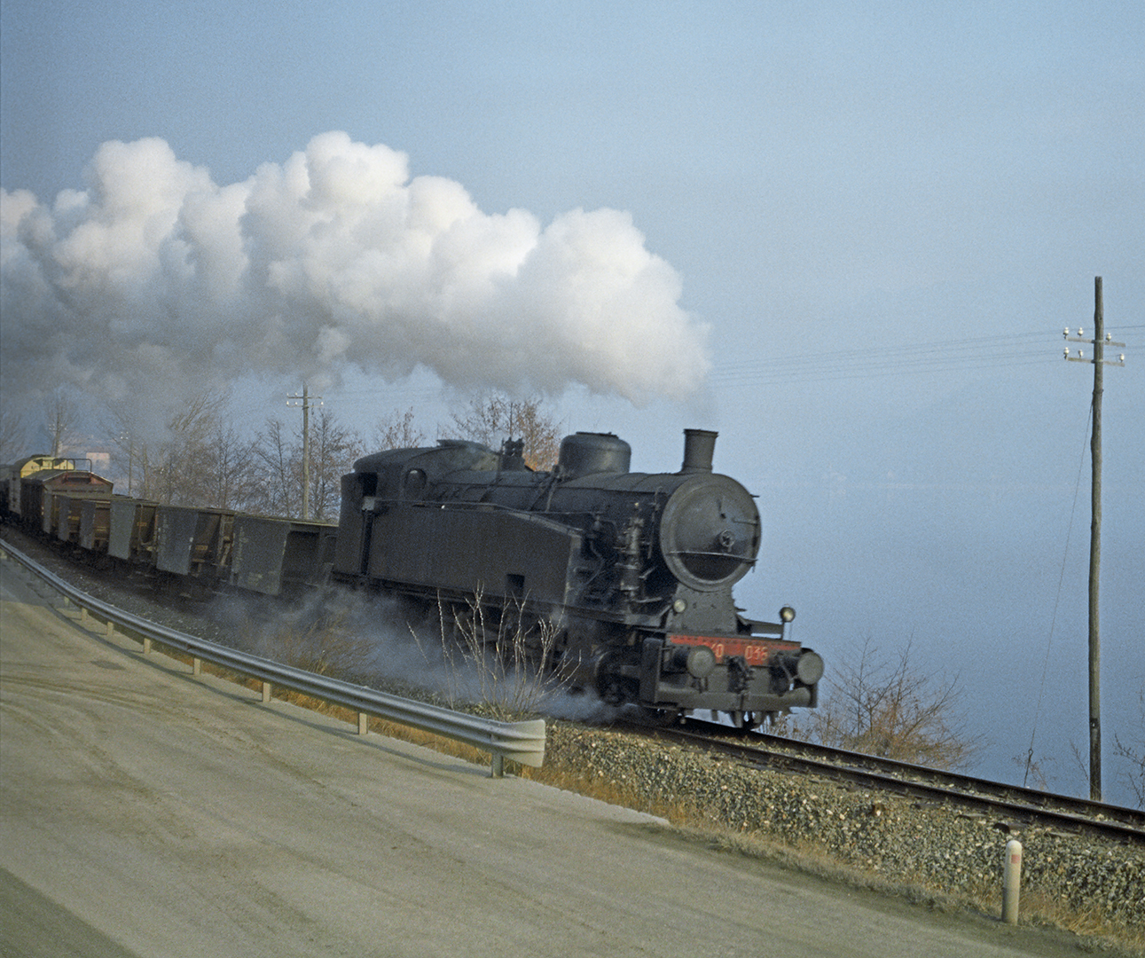012-Italien- FS Italia Tend erlokomotive 940 036mit Güterzug von Trient Mitte der 1970er Jahre 