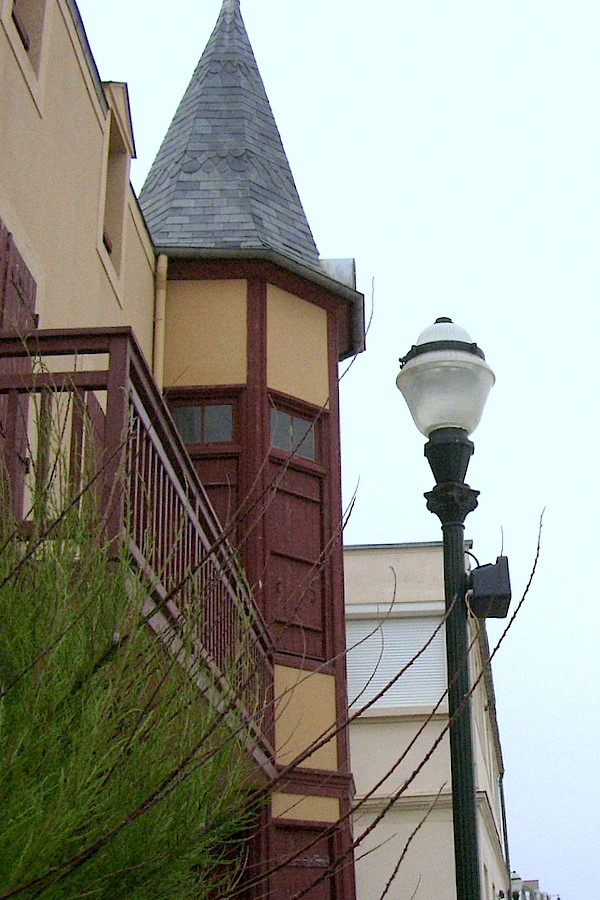 013 F nor St. Aubin: Turm an Promenade