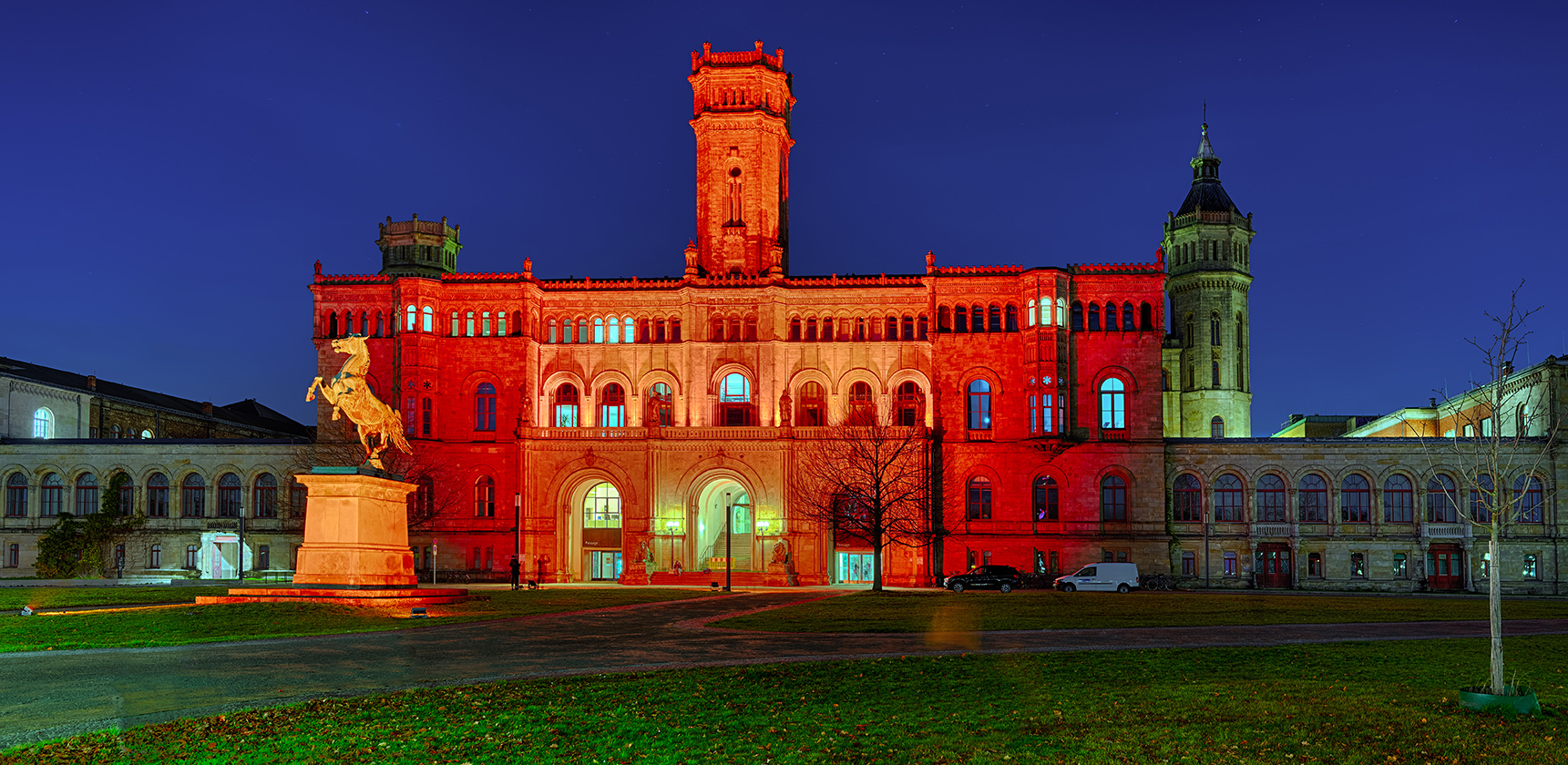 0182T-190T Leibnitz Universität Hannover beleuchtet Panorama