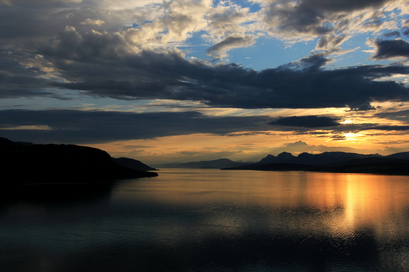 02:00 Uhr morgens zwischen Bodø und den Lofoten in Norwegen