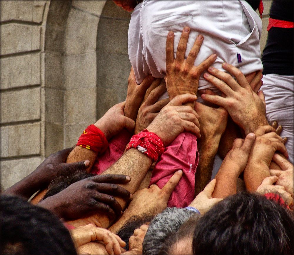 Manos que Empujan de TOMAS MAYRAL