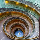 0222K Spiraltreppe Vatikan mit Papst Franziskus und Mönch Rom