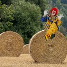 0247UZ Clown auf Strohballen