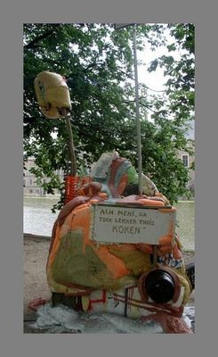 0256-FC-FL-Davind Bade (1970) Big Mama (2003) LInks staat de kunstenaar Totaal