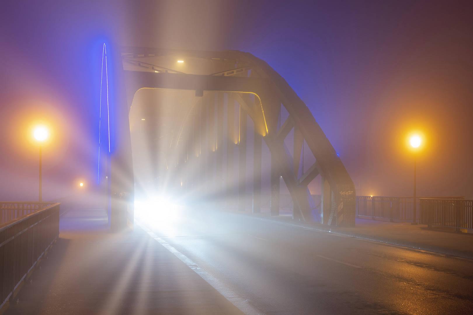 0264TZ Rinteln Weserbrücke beleuchtet  im Nebel mit Auto