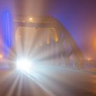 0264TZ Rinteln Weserbrücke beleuchtet  im Nebel mit Auto