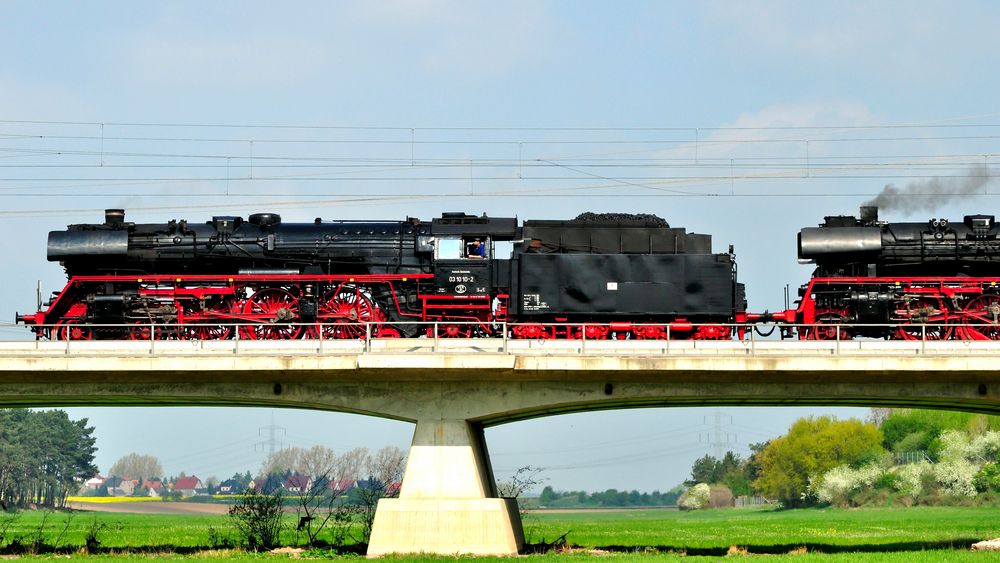 03 10 10-2 vor der Einfahrt in den Riesaer Bahnhof