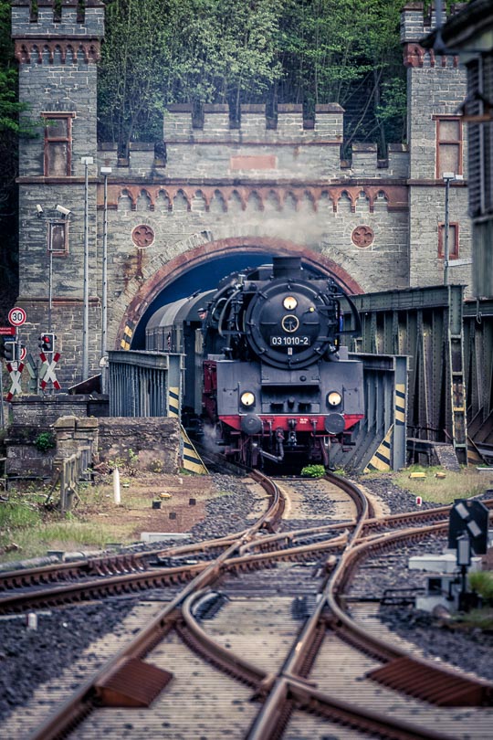 03 1010-2: Ausfahrt Tunnel Weilburg