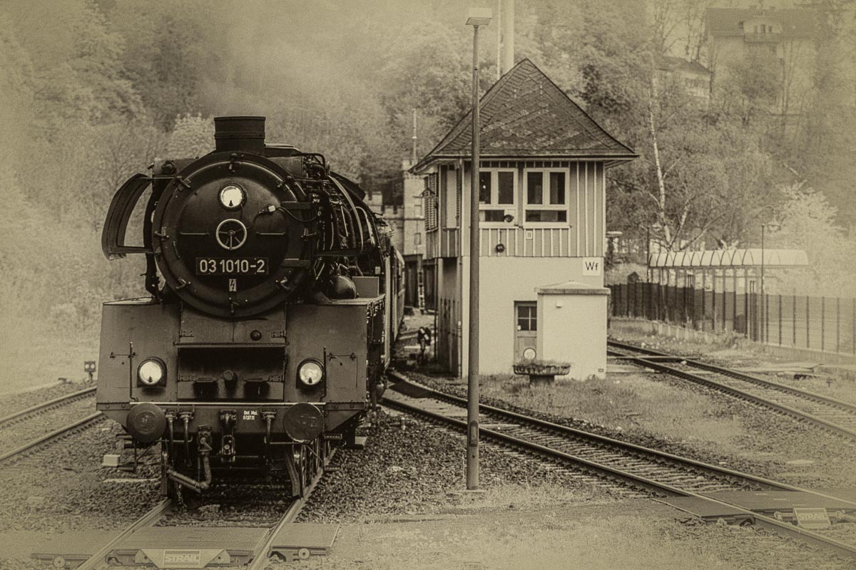 03 1010-2: Einfahrt in den Bahnhof Weilburg