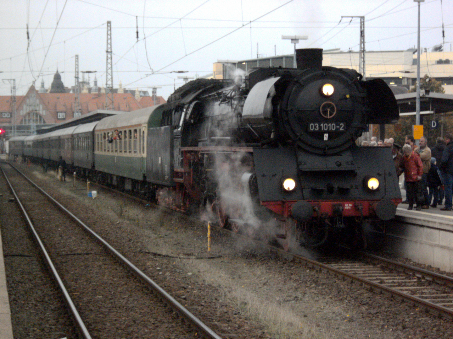 03 1010 im Bahnhof Stralsund Hbf