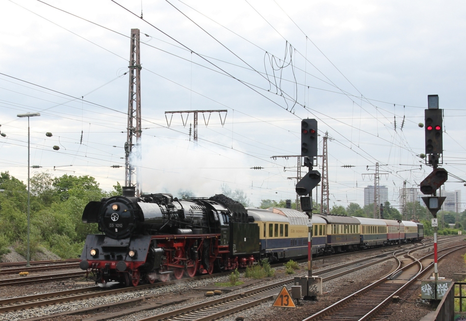 03 1010 mit buntem Express in Essen-West