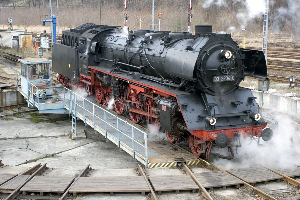 03 204 auf der Drehscheibe des Bw Zittau