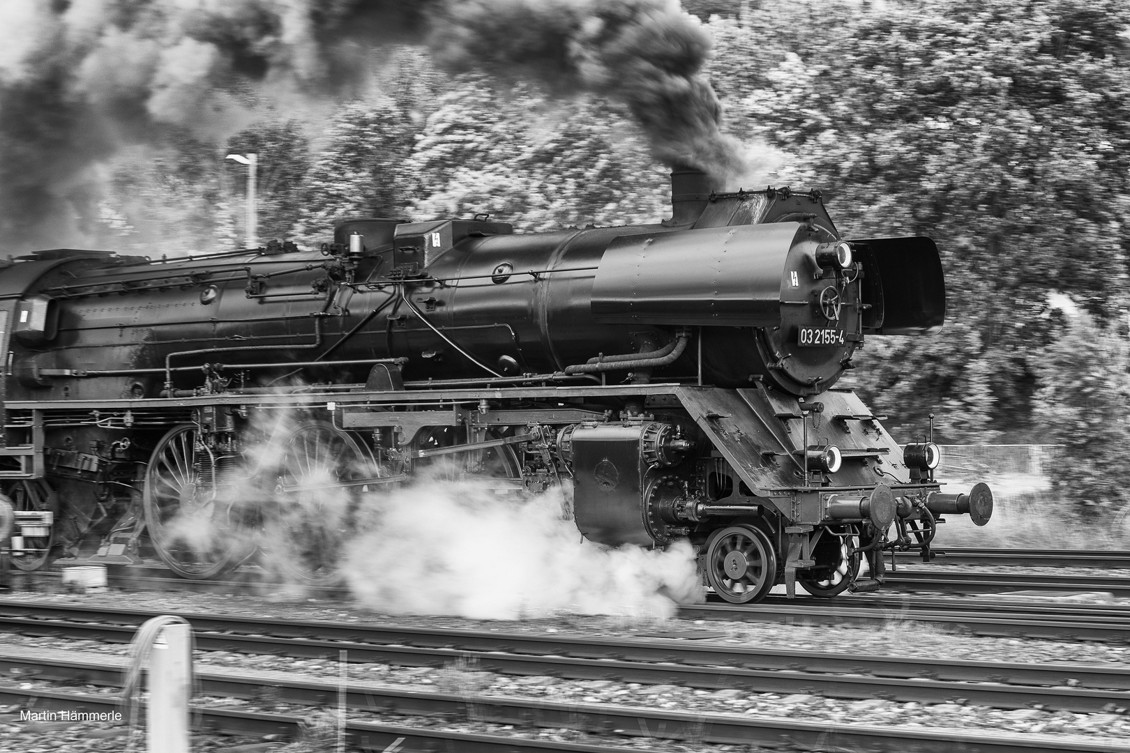 03 2155-4 bei der Ausfahrt aus dem Bahnhof Meiningen