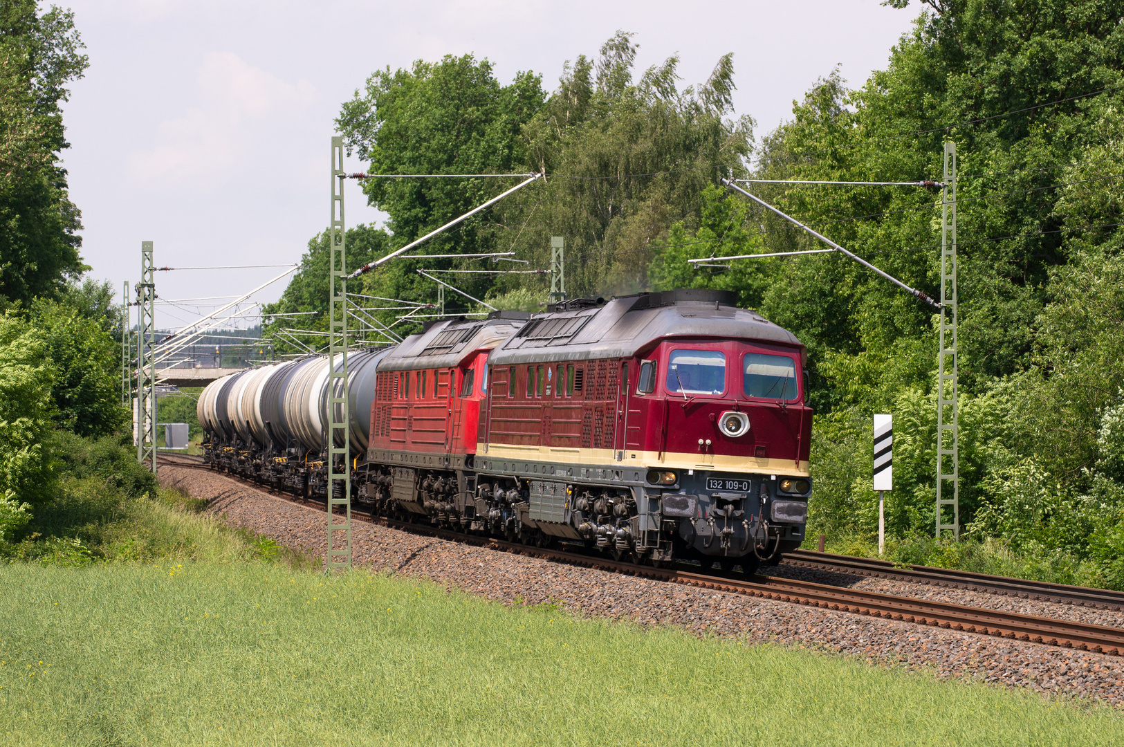 03.06.17 LEG 132 109 und EBS 232 239 mit Leerkesselkurzzug am Po 81 groß