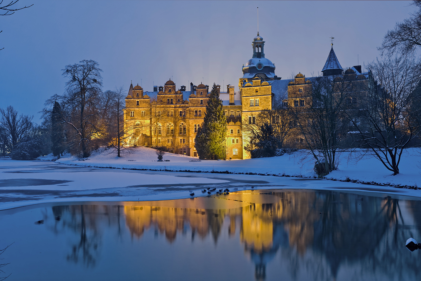 0324L Schloss Bückeburg beleuchtet Winter