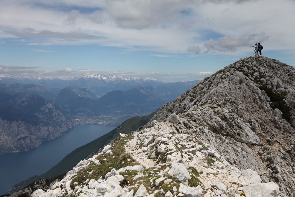 Blick von der Cima Valdritta auf den Gardasee von Dr. Gerd W. Wähner