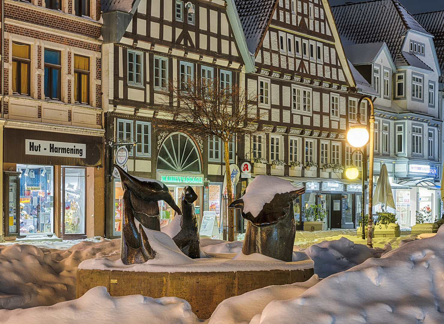 0365TZ-0367TZ Marktplatz Stadthagen mit Brunnen Winter Schnee beleuchtet