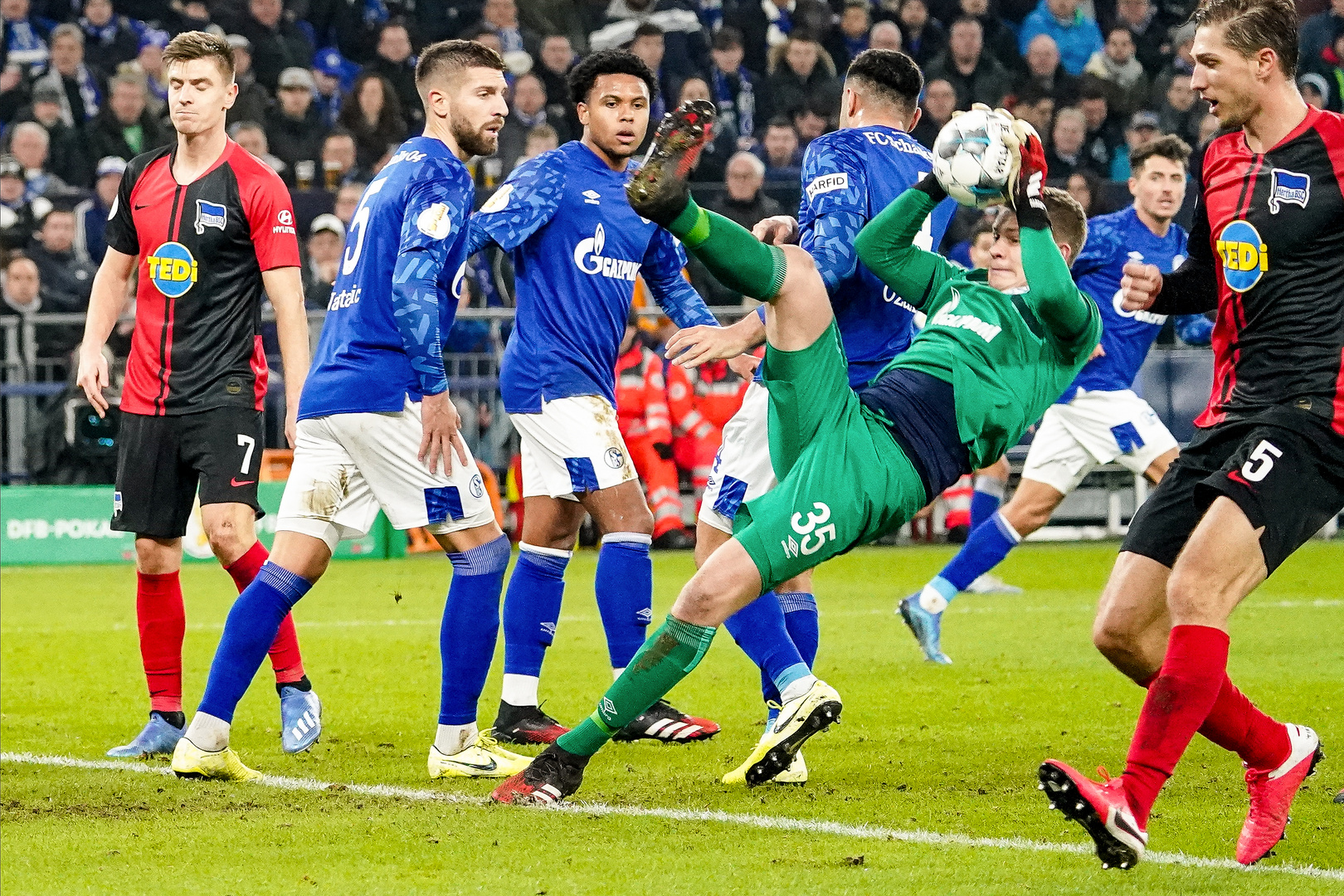 04. 02.2020, Veltins Arena, GER, DFB-Pokal, 3. Runde, FC Schalke 04 vs. Hertha BSC Berlin,