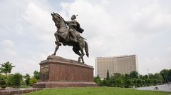 040 - Tashkent - Amir Temur Square - Statue Temur Lenk