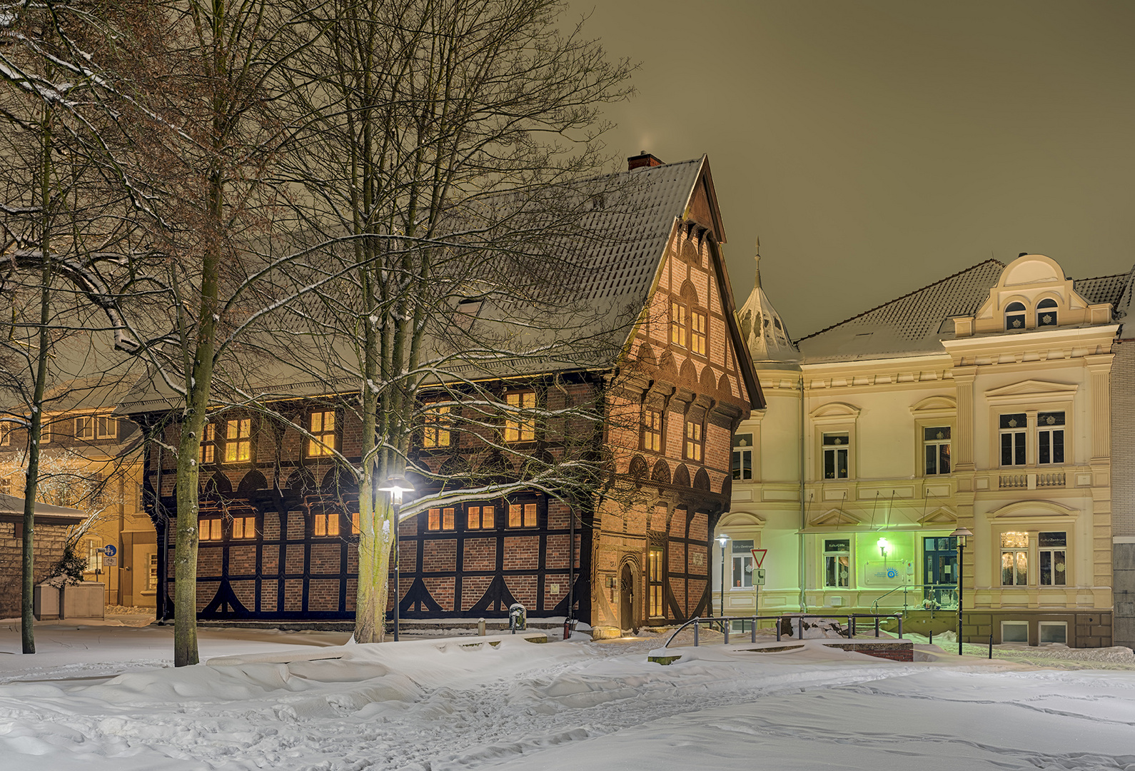 0401TZ-408TZ -Amtspforte Alte Polizeit Stadthagen Winter Schnee beleuchtet