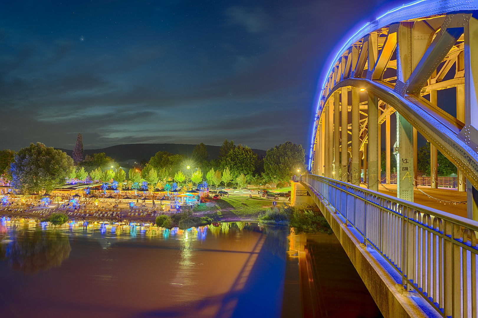 0423UZ-30UZ Strandbar mit Brücke beleuchtet an der Weser in Rinteln