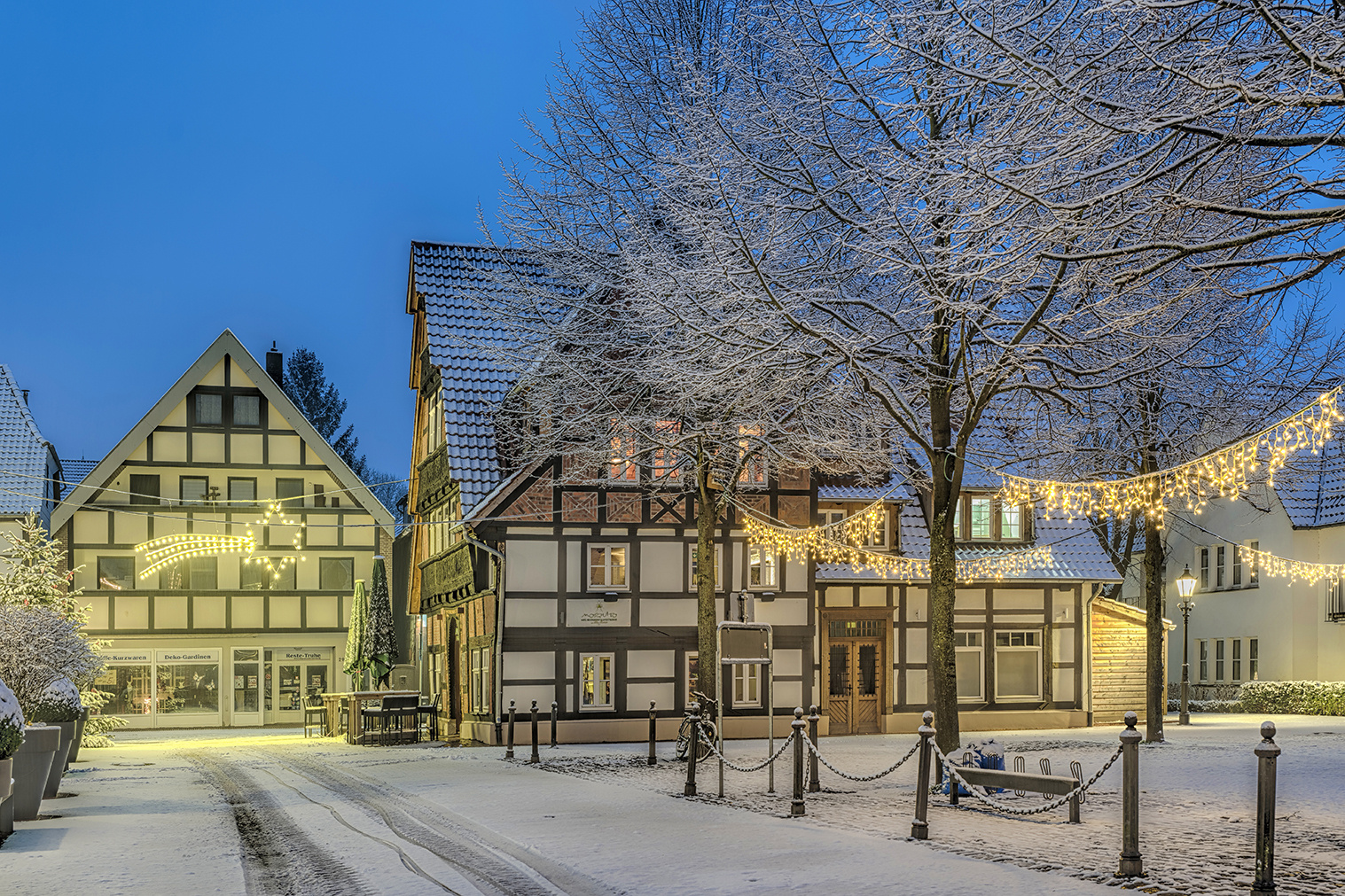 0425R-29R altes Heimatmuseum Rinteln beleuchtet Winter