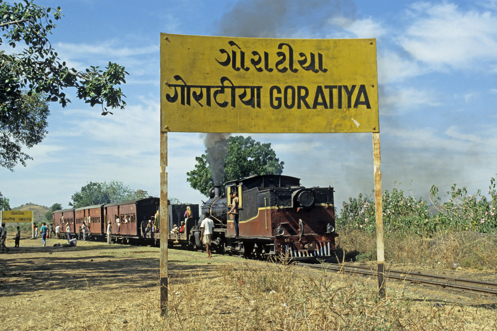 047-Indien-Dampflok-ZB60 inGoratiya mehrsprachige Bahnhofstafel 