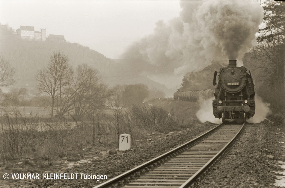 051 430-7 vor Kesselwagenzug