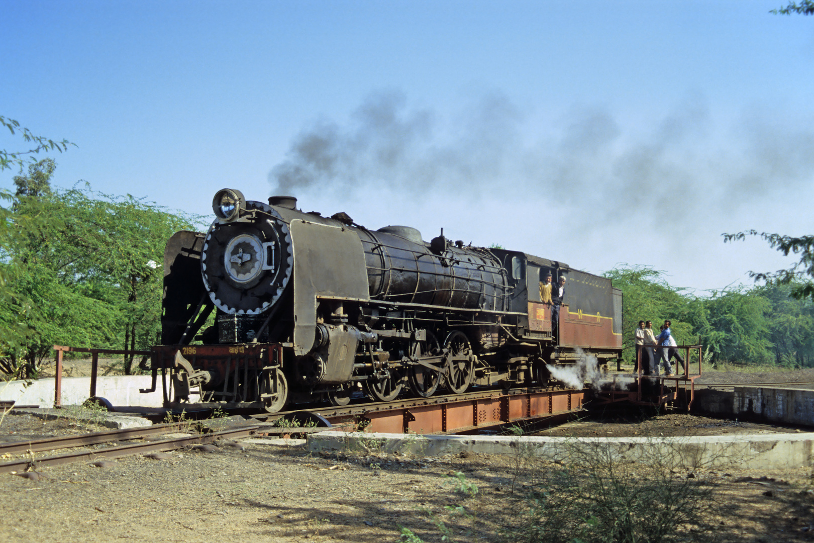 052-Indien-YP2196 Meterspurpacific auf handbetriebener Drehscheibe des Locoshed Sabarmati