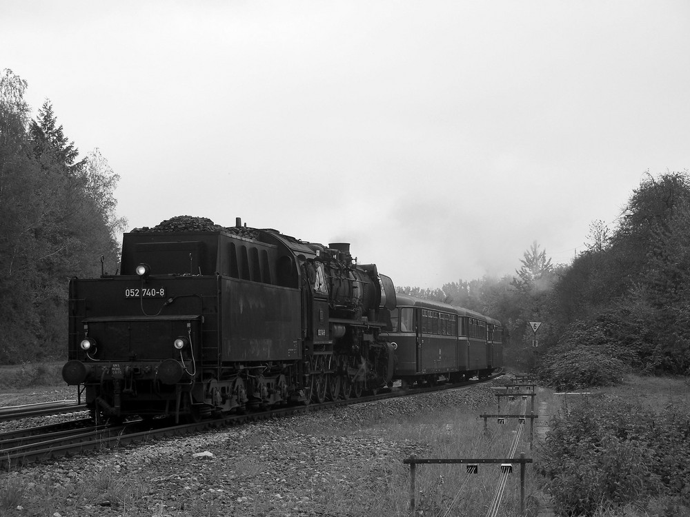 052 mit Schienenbus bei der Einfahrt von Steinsfurt