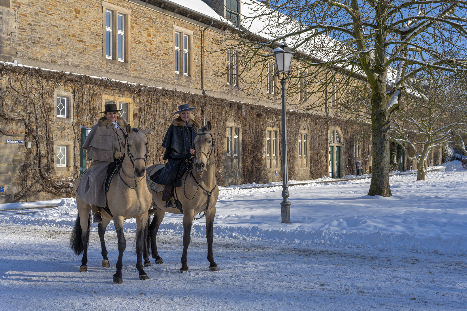 0604TZ Reiterinnen mit Pferden vor Reitstall Schloss Bückeburg Winter