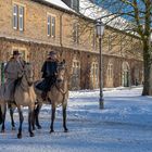 0604TZ Reiterinnen mit Pferden vor Reitstall Schloss Bückeburg Winter